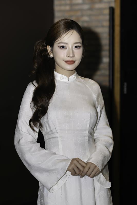 Chi Pu, Tiểu Vy, MONO... chia sẻ mất mát với Hòa Minzy giữa sự kiện, nữ ca sĩ bật khóc trong vòng tay gia đình Hoa Dâm Bụt- Ảnh 11.