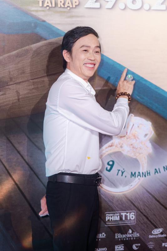 Thảm đỏ hot nhất hôm nay: Nghệ sĩ Hoài Linh lộ diện mạo khác lạ, 1 nhân vật đeo 100 cây vàng khiến ai cũng sốc- Ảnh 2.