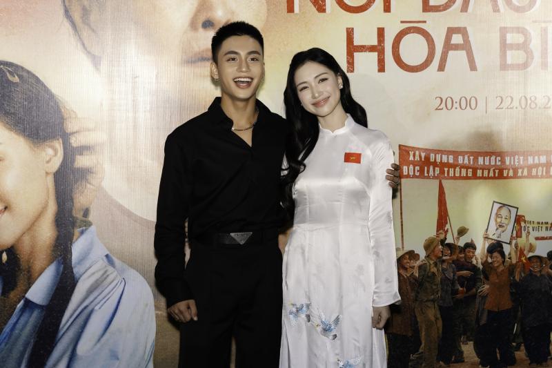 Chi Pu, Tiểu Vy, MONO... chia sẻ mất mát với Hòa Minzy giữa sự kiện, nữ ca sĩ bật khóc trong vòng tay gia đình Hoa Dâm Bụt- Ảnh 13.