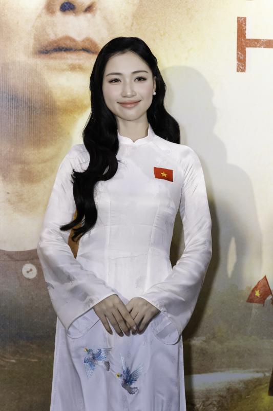 Chi Pu, Tiểu Vy, MONO... chia sẻ mất mát với Hòa Minzy giữa sự kiện, nữ ca sĩ bật khóc trong vòng tay gia đình Hoa Dâm Bụt- Ảnh 8.