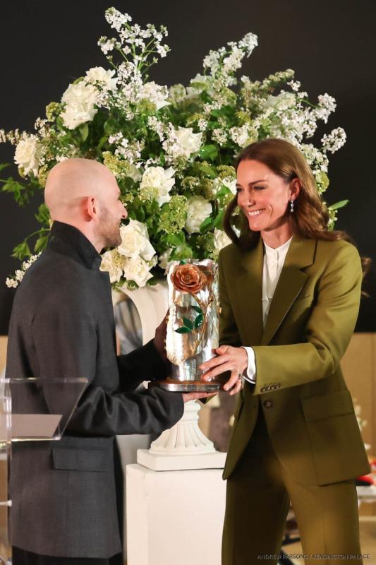 Vương phi Kate diện suit Victoria Beckham màu olive: Bí quyết thanh lịch mà phụ nữ trung niên nên học ngay- Ảnh 3.