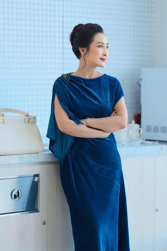 Diễn viên Khánh Huyền tuổi 54 vẫn tự tin khoe mặt mộc căng bóng, mịn mướt: Rất chăm làm 1 việc để xóa nhăn, bơm collagen- Ảnh 4.