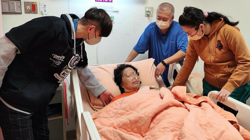 Hay uống cà phê đặc, ăn mì gói, nữ công nhân ngã gục bên bàn máy may vì tai biến mạch máu não- Ảnh 1.