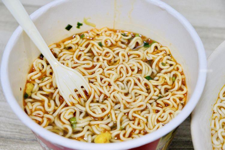 Bé gái 15 tuổi "dạ dày cứng như đá" vì ăn mì tôm mỗi ngày- Ảnh 1.