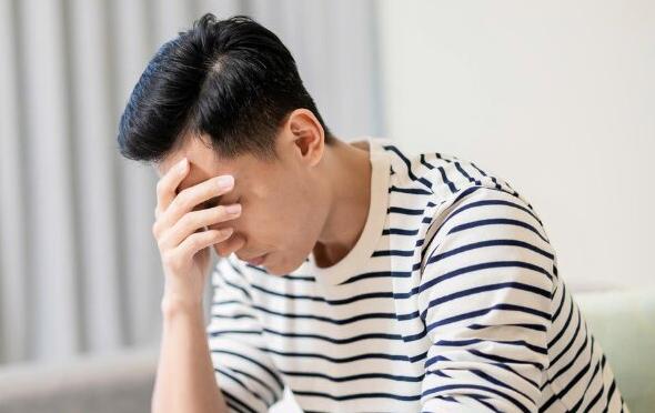 Căn bệnh ở nam giới khiến vùng kín "teo nhỏ dần một bên"- Ảnh 1.