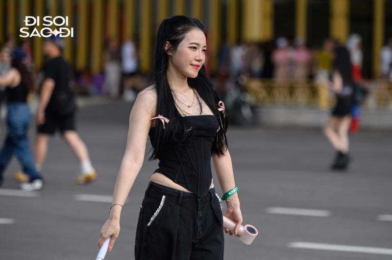 Trước giờ G 8WONDER 2025: Dàn gái xinh đổ bộ, cả nghìn người đội nắng chờ "quẩy" cùng SOOBIN và "chồng yêu" DPR IAN- Ảnh 9.