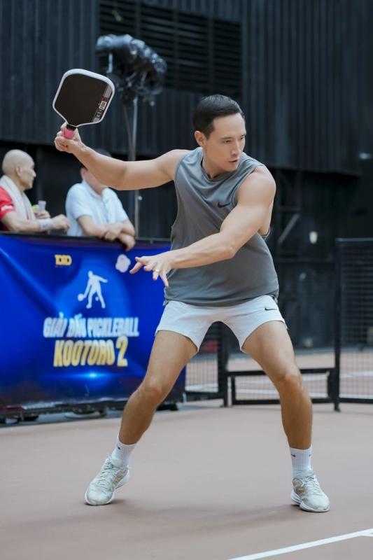 Ông xã Hồ Ngọc Hà để lộ body 6 múi cuồn cuộn trên sân pickleball khiến dân tình xuýt xoa- Ảnh 2.