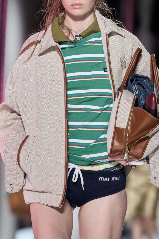 Kiểu áo vừa thể thao, vừa "mọt sách" đang trend rần rần trên Pinterest, thu này phải có trong tủ đồ- Ảnh 5.