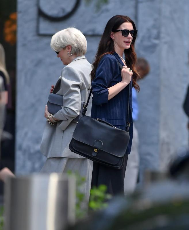 Anne Hathaway ngã như trời giáng, bay hết cả "thời trang"- Ảnh 11.