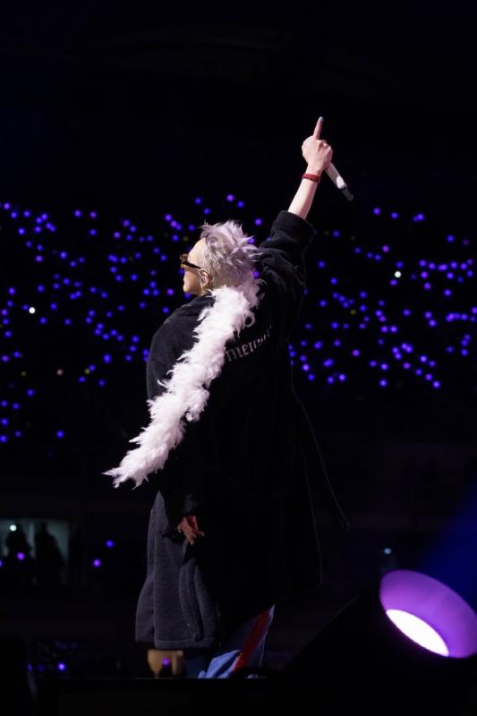G-Dragon bị ném tiền giả vào mặt để mua vui, ý nghĩa đằng sau còn đen tối hơn thế?- Ảnh 4.