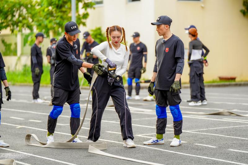 Tập 5 Chiến Sĩ Quả Cảm: Lan Ngọc lóng ngóng, Huyền Baby hoảng loạn, vợ Phan Mạnh Quỳnh tuyên bố 1 câu xanh rờn!- Ảnh 4.