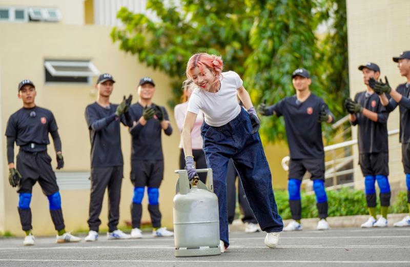 Tập 5 Chiến Sĩ Quả Cảm: Lan Ngọc lóng ngóng, Huyền Baby hoảng loạn, vợ Phan Mạnh Quỳnh tuyên bố 1 câu xanh rờn!- Ảnh 6.