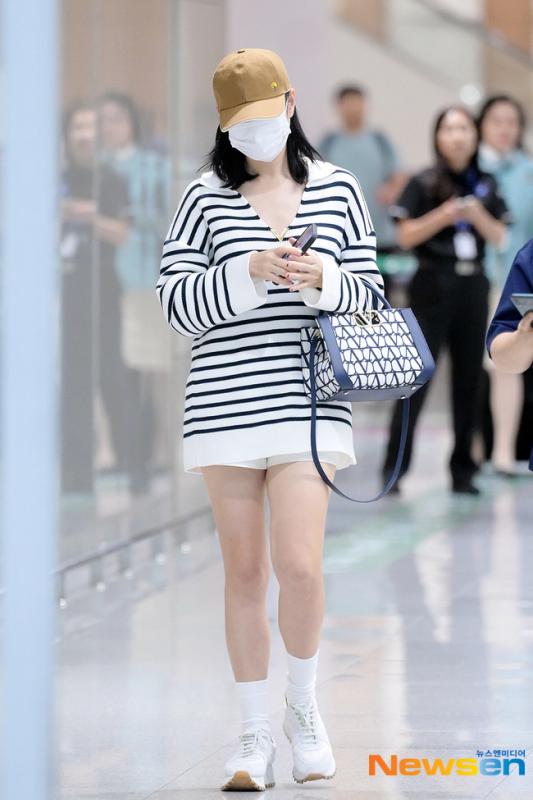 Son Ye Jin toàn mặc đồ siêu đơn giản ra sân bay, nhưng kỳ lạ là luôn đẹp và chuẩn mốt- Ảnh 7.