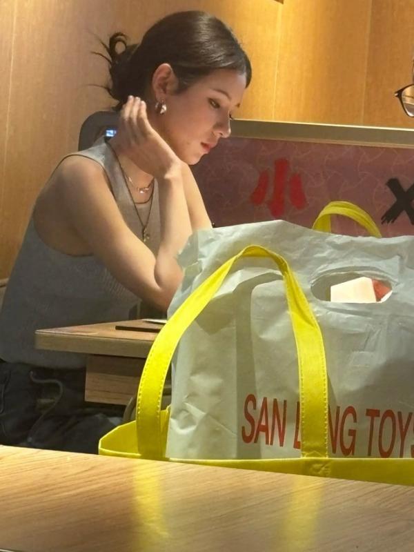 Mỹ nữ ngồi ăn đẹp như "xé truyện bước ra", chỉ tiếc 1 điều…- Ảnh 7. Mỹ nữ ngồi ăn đẹp như "xé truyện bước ra", chỉ tiếc 1 điều…- Ảnh 7.