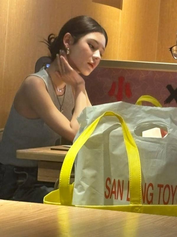 Mỹ nữ ngồi ăn đẹp như "xé truyện bước ra", chỉ tiếc 1 điều…- Ảnh 6. Mỹ nữ ngồi ăn đẹp như "xé truyện bước ra", chỉ tiếc 1 điều…- Ảnh 6.