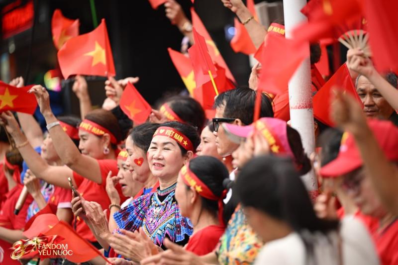 Phố phường Hà Nội rộn ràng tiếng hát ngày sơ duyệt Đại lễ 2/9, cả đoàn người đồng thanh Tiến Quốc Ca chuẩn đẳng cấp concert quốc gia!- Ảnh 1.