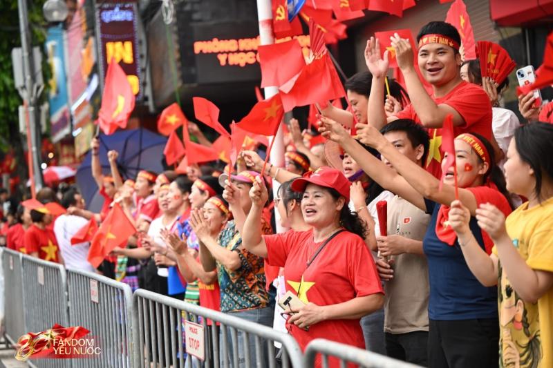 Phố phường Hà Nội rộn ràng tiếng hát ngày sơ duyệt Đại lễ 2/9, cả đoàn người đồng thanh Tiến Quốc Ca chuẩn đẳng cấp concert quốc gia!- Ảnh 2.
