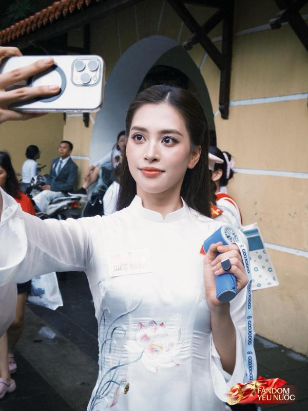 Dàn nghệ sĩ tươi rói tại Tổng duyệt diễu hành 2/9: MONO và Hoà Minzy được người dân vây kín, nữ diễn viên là Thượng uý công an gây sốt!- Ảnh 15.