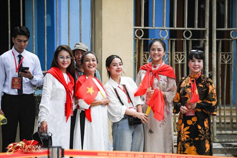 Khối nghệ sĩ lên đồ rạng rỡ ngày hợp luyện, hát Như Có Bác Trong Ngày Đại Thắng tưng bừng như trẩy hội!- Ảnh 4.