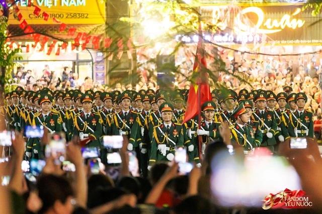 Sơn Tùng có thể sĩ đến hết đời: Khối diễu binh vừa đi vừa hát bản hit 10 năm tuổi, nhân dân đứng quanh cùng hoà ca!- Ảnh 5.