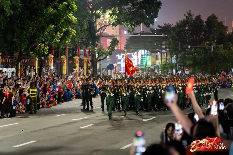 Ca khúc của Lê Dương Bảo Lâm bất ngờ vang lên làm các chiến sĩ tập diễu binh nhịn cười không nổi- Ảnh 1.