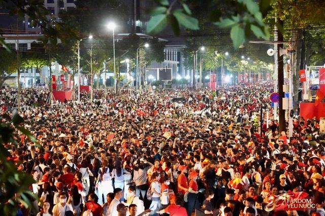 Sơn Tùng có thể sĩ đến hết đời: Khối diễu binh vừa đi vừa hát bản hit 10 năm tuổi, nhân dân đứng quanh cùng hoà ca!- Ảnh 2.
