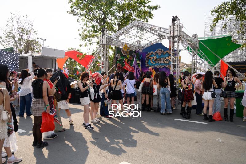 Trước giờ G 8WONDER 2025: Dàn gái xinh đổ bộ, cả nghìn người đội nắng chờ "quẩy" cùng SOOBIN và "chồng yêu" DPR IAN- Ảnh 1.