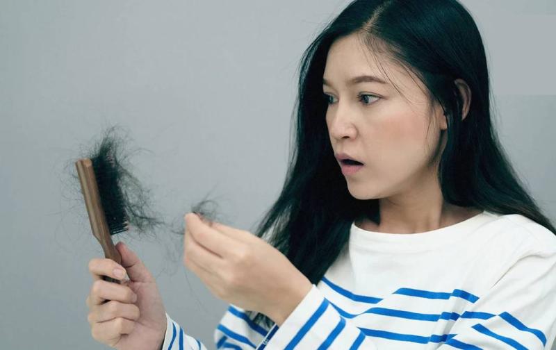 Có cách chữa rụng tóc ở tuổi mãn kinh không? Có 2 lời khuyên cho bạn, gội đầu theo cách này chính là "chìa khóa"- Ảnh 1.
