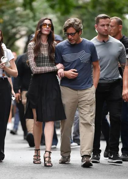 Anne Hathaway ngã như trời giáng, bay hết cả "thời trang"- Ảnh 9.