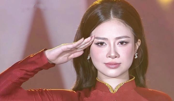 Nữ ca sĩ đang gây sốt với khoảnh khắc chào cờ trên sóng truyền hình là ai?- Ảnh 1.