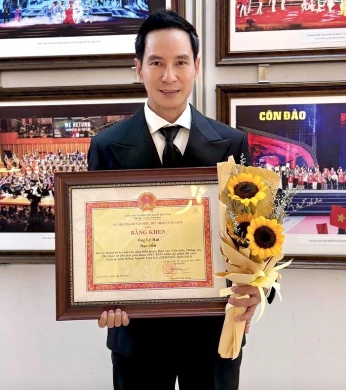 Đạo diễn Lý Hải nhận bằng khen của Bộ VHTTDL vì đóng góp trong lĩnh vực điện ảnh- Ảnh 1.