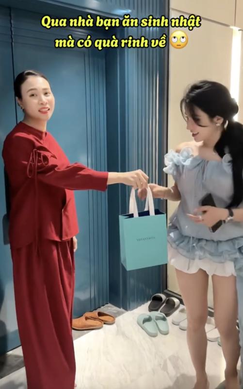 Diệp Lâm Anh có bạn thân phú bà kiểu: Đến ăn sinh nhật con gái Đàm Thu Trang nhưng lãi ngay vòng cổ trăm triệu- Ảnh 1.