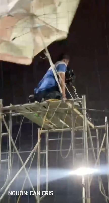 Thót tim cảnh giàn giáo ngoài sân bóng đá phủi bị gió thổi đổ khiến dân tình tán loạn- Ảnh 2.