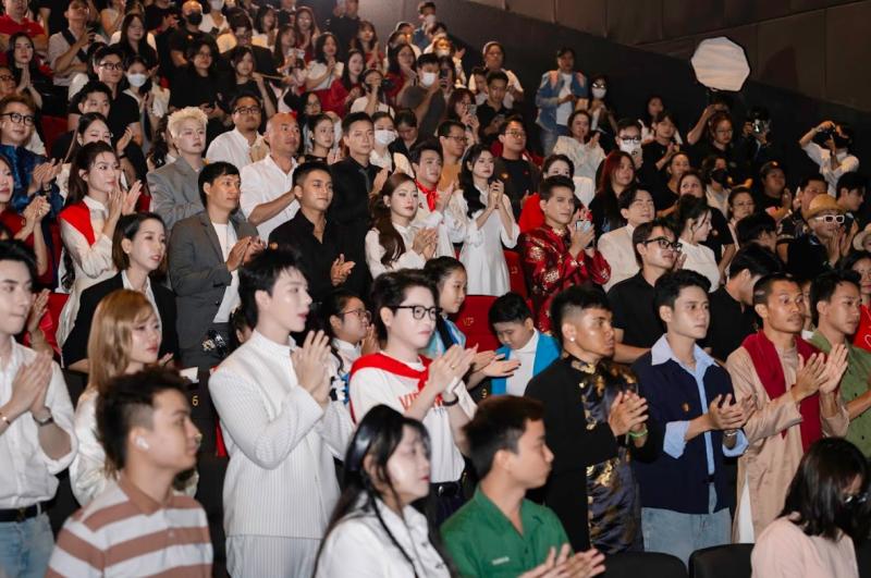 Chi Pu, Tiểu Vy, MONO... chia sẻ mất mát với Hòa Minzy giữa sự kiện, nữ ca sĩ bật khóc trong vòng tay gia đình Hoa Dâm Bụt- Ảnh 5.