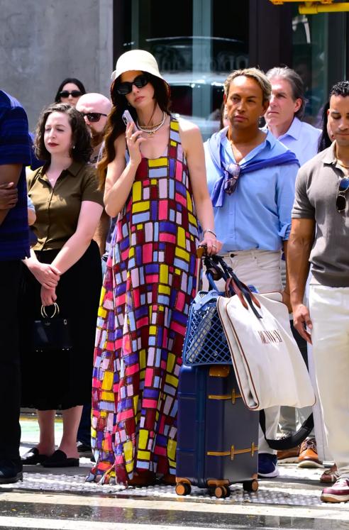 Anne Hathaway ngã như trời giáng, bay hết cả "thời trang"- Ảnh 18.