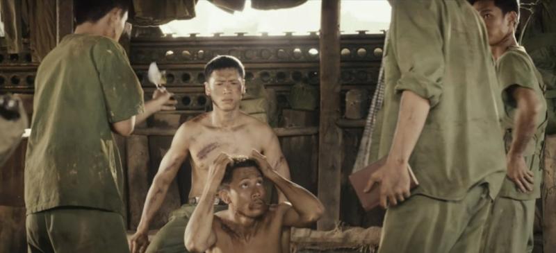 Đằng sau cảnh quay rùng mình nhất Mưa Đỏ: Nam chính ngứa ngáy không chịu nổi, bị tất cả đồng nghiệp xa lánh- Ảnh 4.