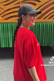 Bắt cận visual Hoàng Thuỳ Linh khi đi tập luyện diễu hành, có 1 hành động ghi điểm mạnh- Ảnh 2.
