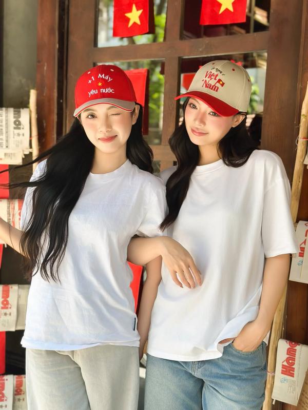 Đi xem diễu binh, diễu hành 2/9 cứ mặc theo tips này: Vừa xinh vừa thoải mái, mưa nắng không lo- Ảnh 10. Đi xem diễu binh, diễu hành 2/9 cứ mặc theo tips này: Vừa xinh vừa thoải mái, mưa nắng không lo- Ảnh 10.