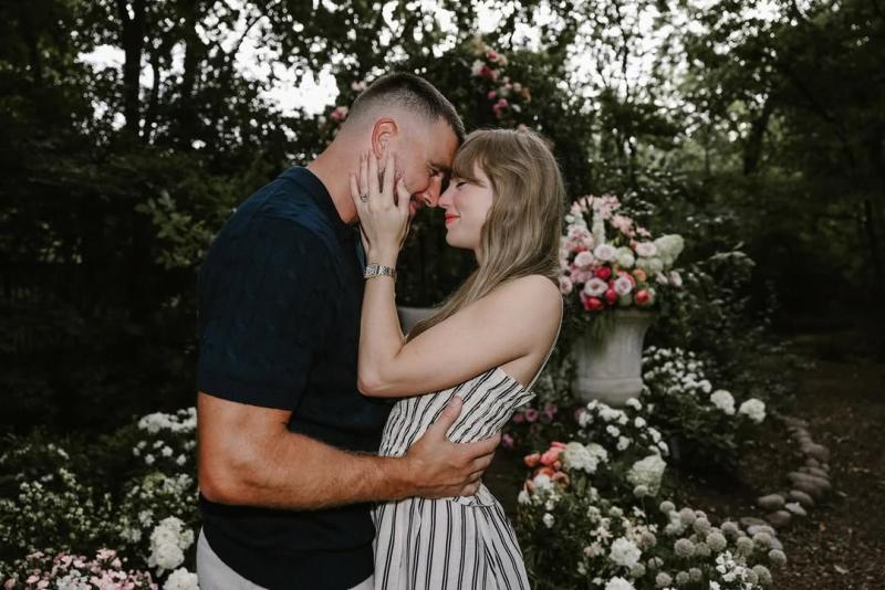 Đu concert lấy được idol: Từ tín vật tình yêu 0 đồng, Travis Kelce cầu hôn Taylor Swift bằng chiếc nhẫn kim cương 14 tỷ- Ảnh 2.