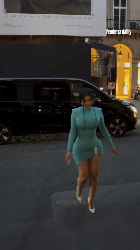 Cardi B xuất hiện với vòng 3 không hiểu nổi, dáng đi thấy đau dùm- Ảnh 6.