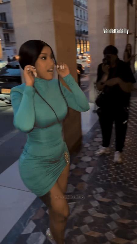 Cardi B xuất hiện với vòng 3 không hiểu nổi, dáng đi thấy đau dùm- Ảnh 1.