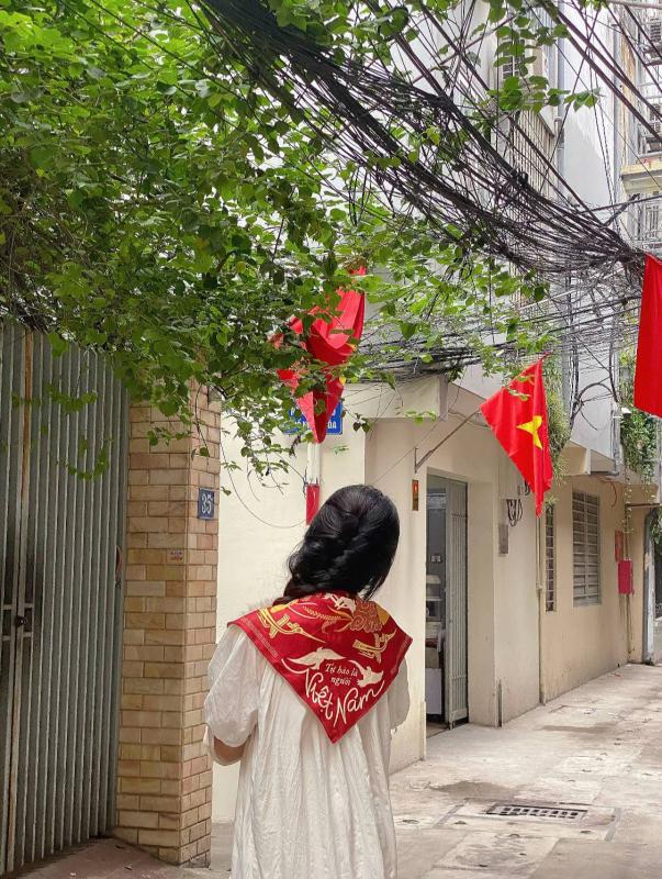 Đi xem diễu binh, diễu hành 2/9 cứ mặc theo tips này: Vừa xinh vừa thoải mái, mưa nắng không lo- Ảnh 13. Đi xem diễu binh, diễu hành 2/9 cứ mặc theo tips này: Vừa xinh vừa thoải mái, mưa nắng không lo- Ảnh 13.
