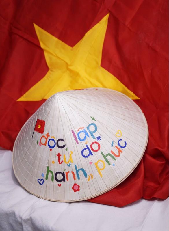 Đi xem diễu binh, diễu hành 2/9 cứ mặc theo tips này: Vừa xinh vừa thoải mái, mưa nắng không lo- Ảnh 11. Đi xem diễu binh, diễu hành 2/9 cứ mặc theo tips này: Vừa xinh vừa thoải mái, mưa nắng không lo- Ảnh 11.