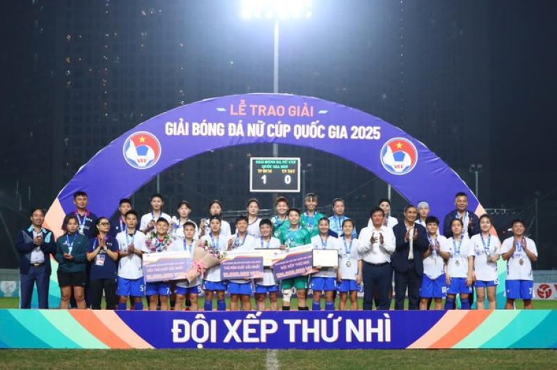 CLB Thái Nguyên T&T được phó chủ tịch Đỗ Vinh Quang thưởng nóng 500 triệu đồng- Ảnh 1.