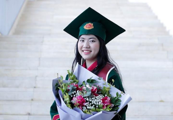 Nữ thủ khoa đầu ra trường Kinh tế, 4 năm học đều đặn mang tiền về cho mẹ- Ảnh 1.