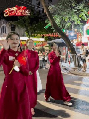 Dàn nghệ sĩ tươi rói tại Tổng duyệt diễu hành 2/9: MONO và Hoà Minzy được người dân vây kín, nữ diễn viên là Thượng uý công an gây sốt!- Ảnh 1.