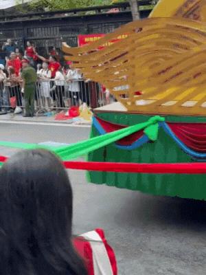 Khối nghệ sĩ thi nhau 