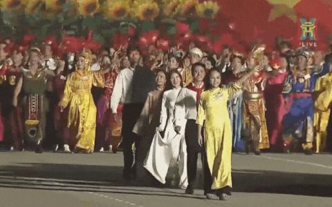 Clip: Hoàng Thuỳ Linh - Đen Vâu nối đuôi nhau sơ duyệt diễu hành, biểu cảm hân hoan cực đáng yêu gây sốt MXH!- Ảnh 2.