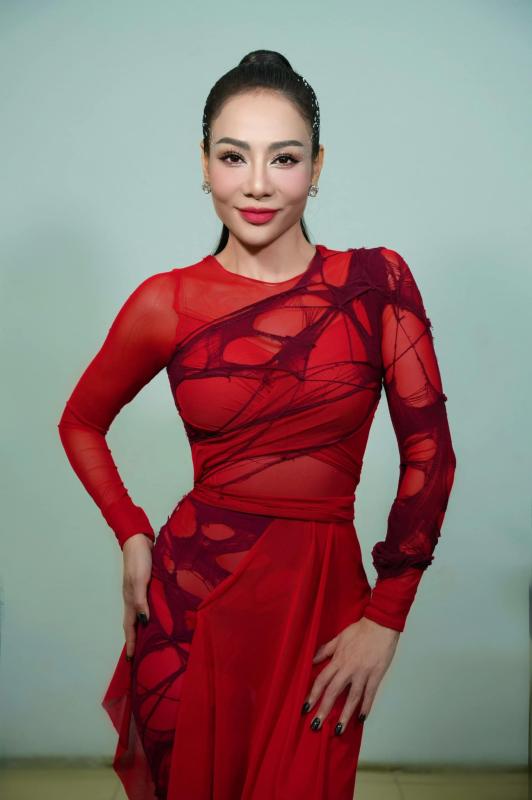 Ca sĩ Thu Minh ngày nào đã U50, làn da vẫn căng hồng, tràn đầy collagen, CĐM nghi ngờ can thiệp phẫu thuật thẩm mỹ?- Ảnh 4.