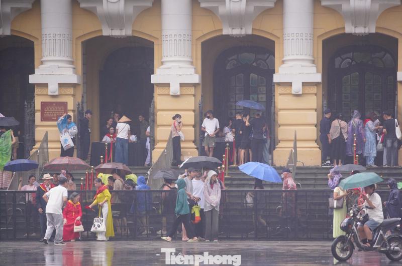Nhận vé miễn phí tại Nhà hát Lớn xong bán với giá 1-2 triệu đồng- Ảnh 4.